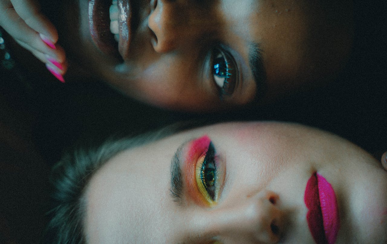 close-up-of-diverse-women-with-vibrant-makeup-33275110
