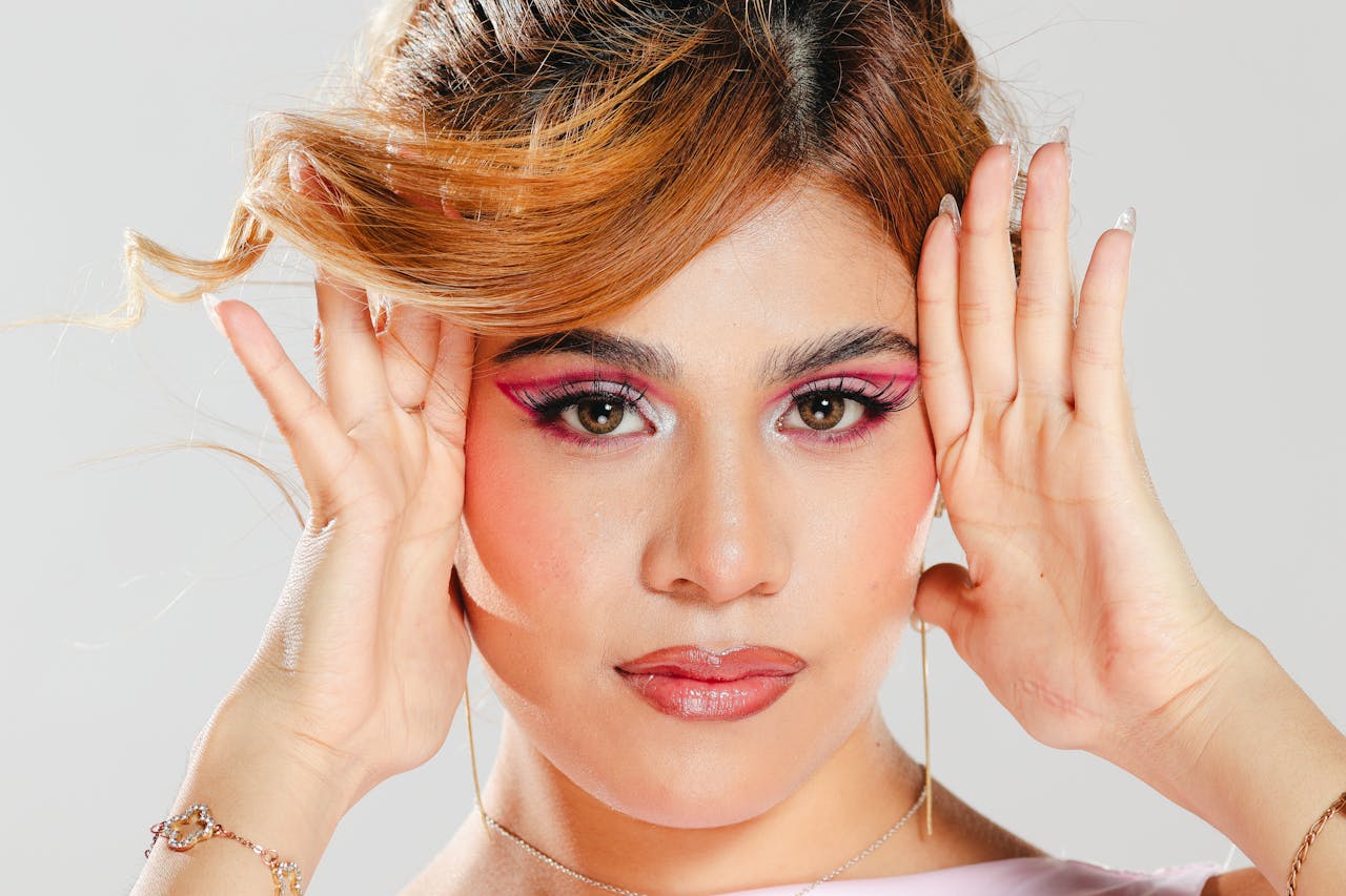 stylish-portrait-of-woman-with-bold-makeup-33280892